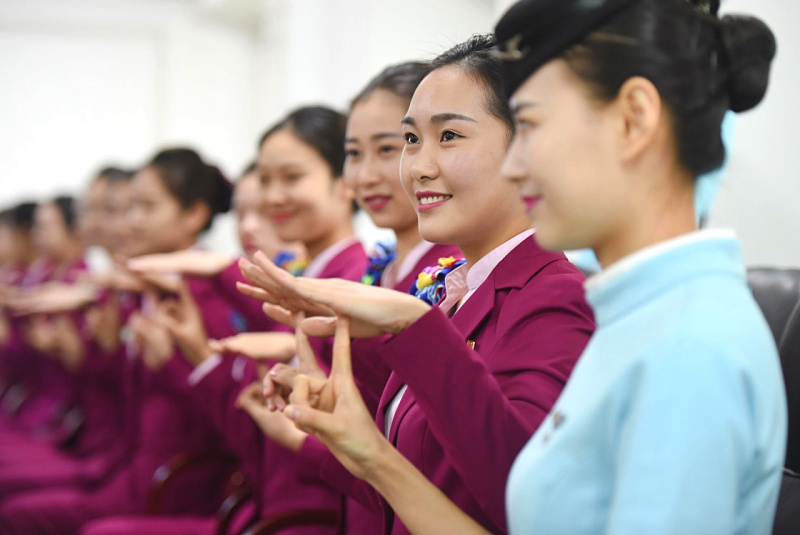 12月1日，厦门航空的“空姐”与南昌铁路局福州客运段“高姐”做礼仪互动小游戏。