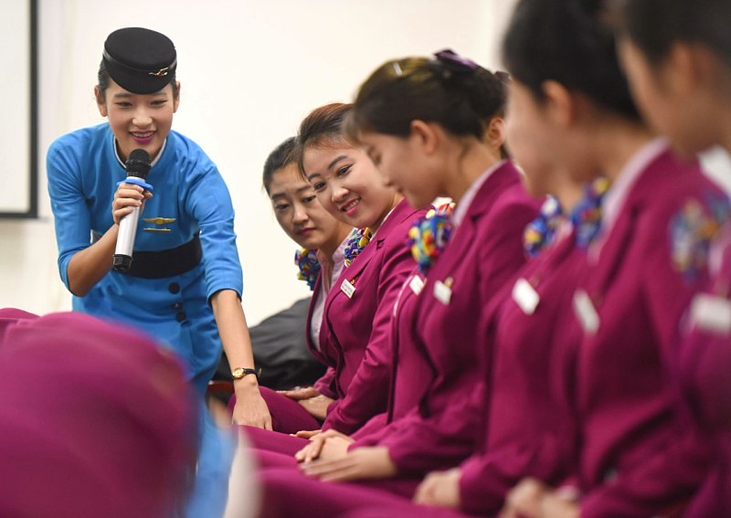 12月1日，厦门航空的“空姐”（左一）为南昌铁路局福州客运段“高姐”讲解礼仪动作。