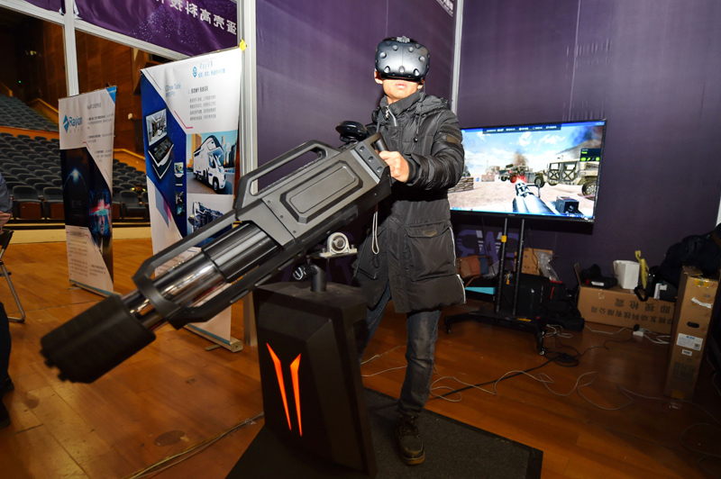 2月2日,一位市民在展会现场体验VR射击游戏。