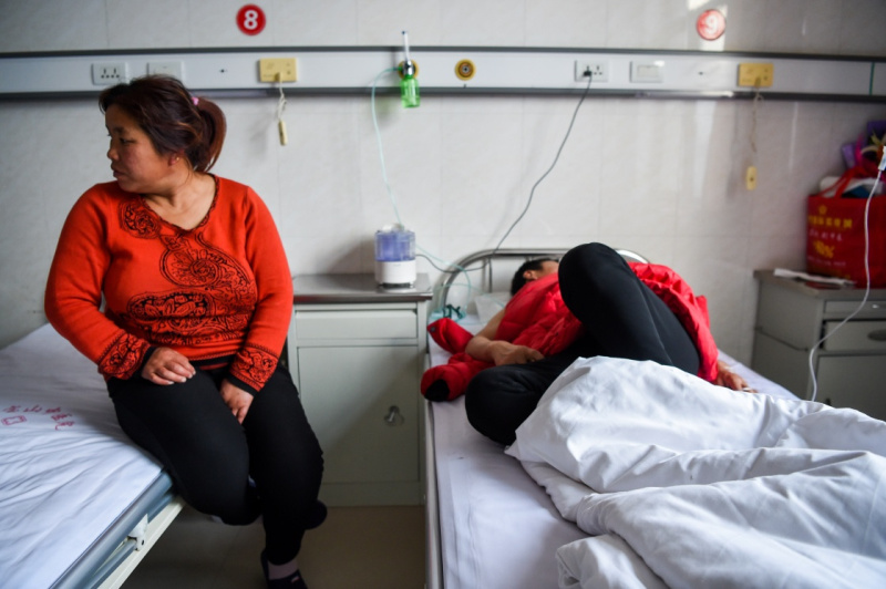 内蒙古赤峰煤矿爆炸事故伤员接受治疗
