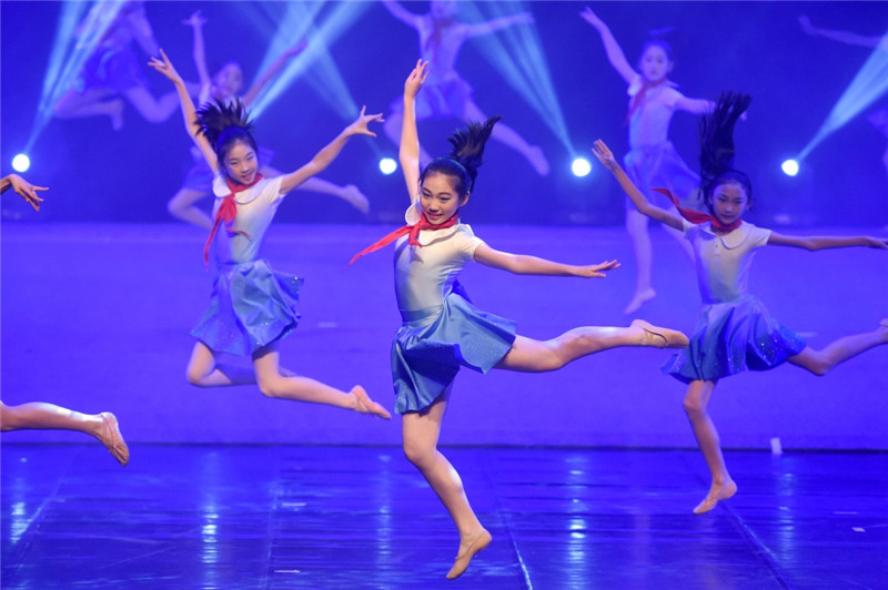 12月9日,杭州市崇文实验学校的学生在表演舞蹈