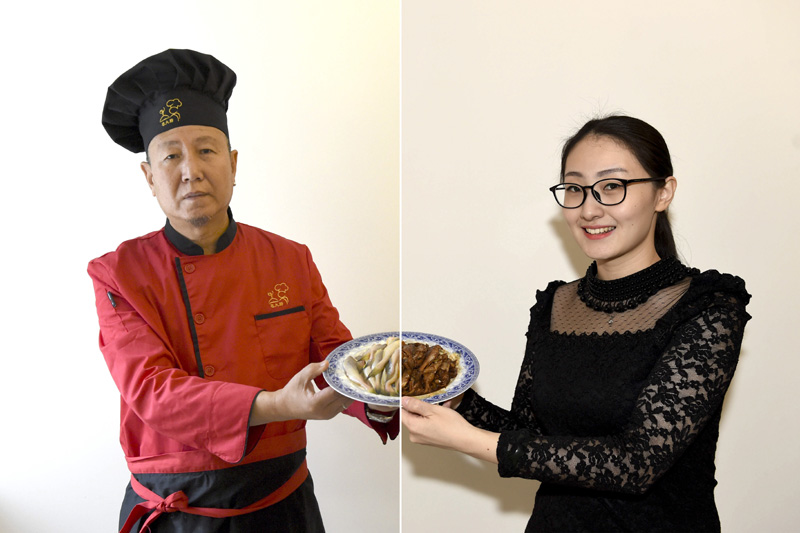 在天津市南开区，“名大厨”谷学志（左）将鲜鱼食材做成菜肴后“递给”市民董安琪（拼版照片，12月4日摄）。“名大厨”通过微信、APP等互联网O2O平台为有在家就餐需求的用户提供针对性的私厨到家烹饪服务。外出游玩时在APP上预订短租房，通过手机点餐“搭伙吃饭”，骑行共享单车解决“出行最后一公里”……2016年，“共享经济”为消费者带来许多新体验。“共享经济”正慢慢渗透进入人们的生活，这样的模式通过互联网平台把信息分享出来，不仅能够实现资源的优化配置、促进“绿色经济”，而且为人们提供更为多元的个性化服务。新华社记者 连漪 摄