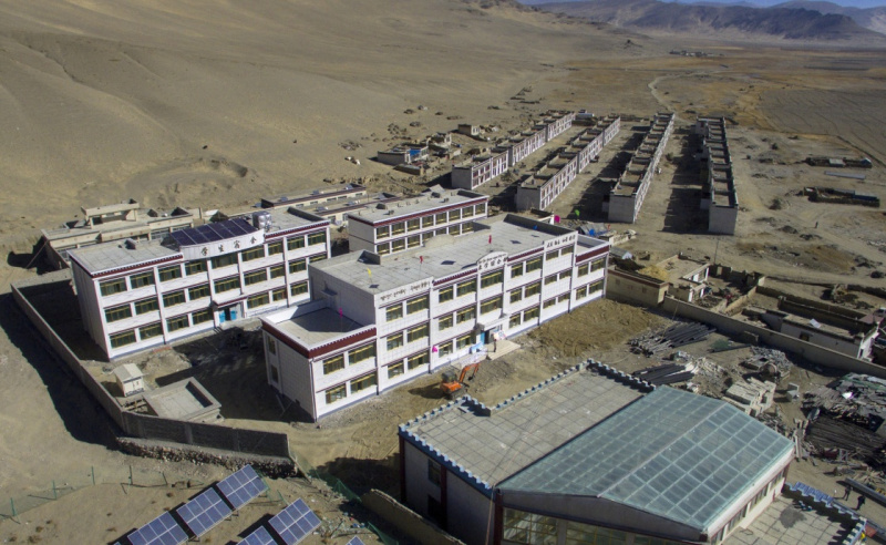 这是定结县扎西岗乡中心小学灾后重建校址(近处)及扎西岗村整村推进