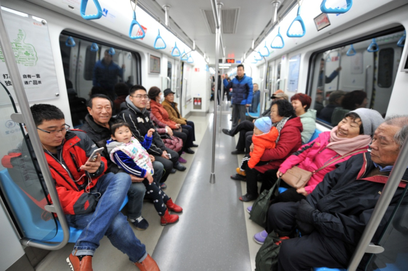 当日，山东首条城市地铁线路——青岛地铁3号线正式通车，标志着山东省正式迎来地铁时代。 青岛地铁3号线全长约25公里，全线共设22个站。通车后，从起点青岛站到终点青岛北站用时约47分钟，极大缓解青岛市交通压力。