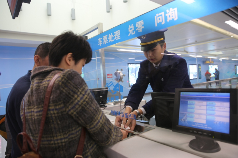 当日，山东首条城市地铁线路——青岛地铁3号线正式通车，标志着山东省正式迎来地铁时代。 青岛地铁3号线全长约25公里，全线共设22个站。通车后，从起点青岛站到终点青岛北站用时约47分钟，极大缓解青岛市交通压力。