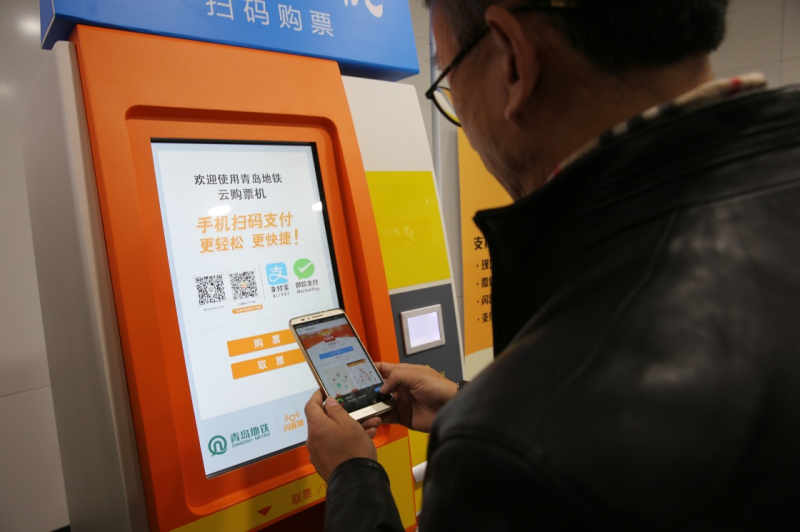 当日，山东首条城市地铁线路——青岛地铁3号线正式通车，标志着山东省正式迎来地铁时代。 青岛地铁3号线全长约25公里，全线共设22个站。通车后，从起点青岛站到终点青岛北站用时约47分钟，极大缓解青岛市交通压力。