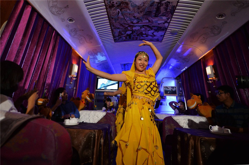 列车员在“敦煌号”品牌列车上表演舞蹈