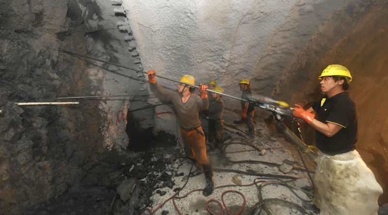 控制性工程青阳隧道出口与2号斜井贯通,不仅改善了隧道内的施工环境