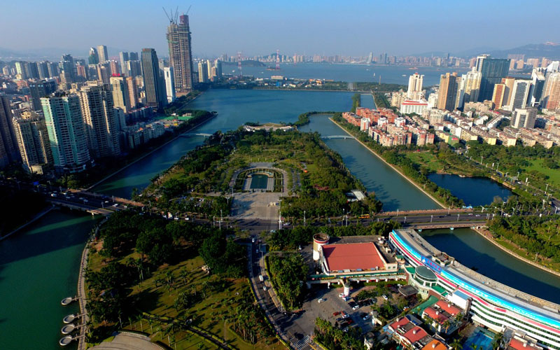 航拍的厦门市思明区白鹭洲公园(12月16日摄).