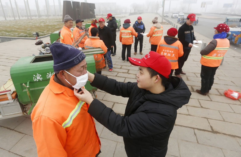捐环卫工人口罩_戴口罩的环卫工人