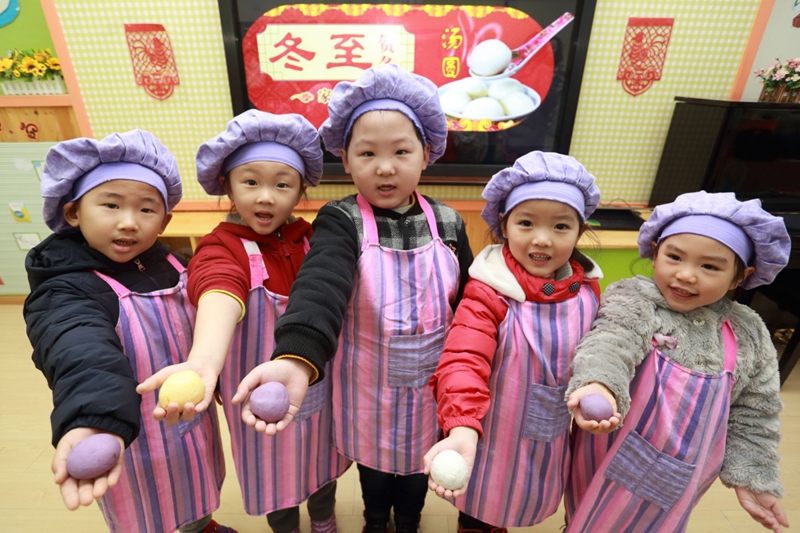 12月21日，江苏省无锡市侨谊幼儿园开展“冬至做汤圆”活动，孩子们在展示自己做的汤圆。