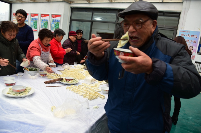 12月21日，江苏省镇江市润州区七里甸街道曙光村开展“冬至包饺子、温暖老人心”活动，一名空巢老人正在品尝煮好的饺子。