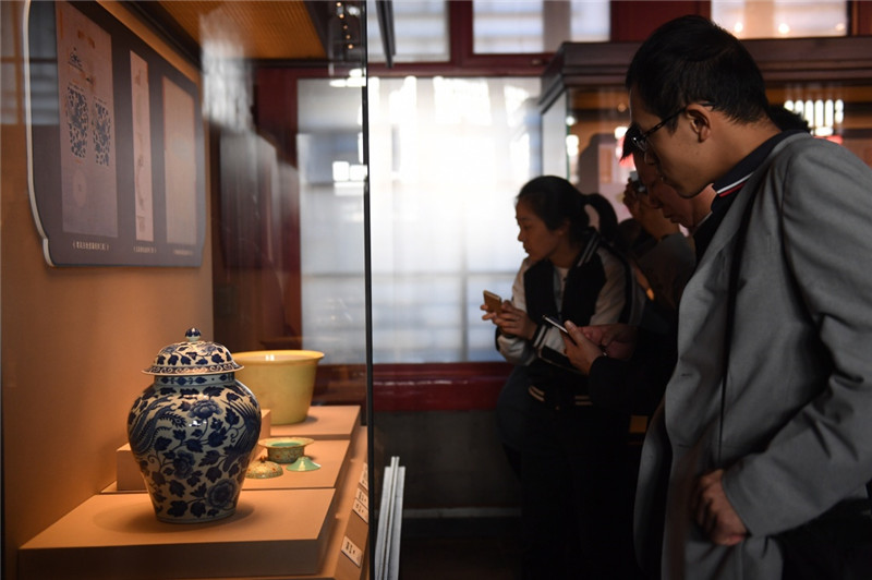 这是观众在参观展品。