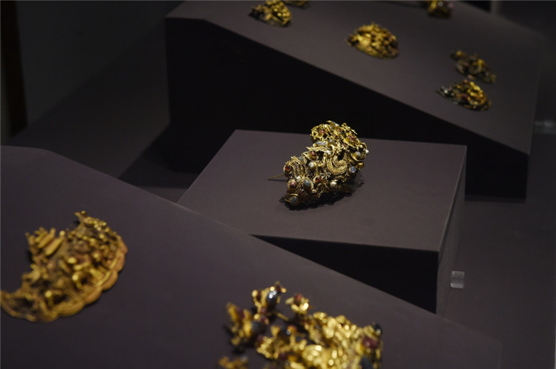 这是展出的明荆藩王墓出土的金饰。