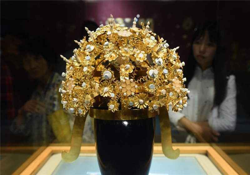 这是展出的萧后冠仿制件