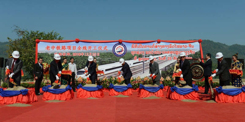 12月25日在老挝琅勃拉邦拍摄的开工仪式现场。
