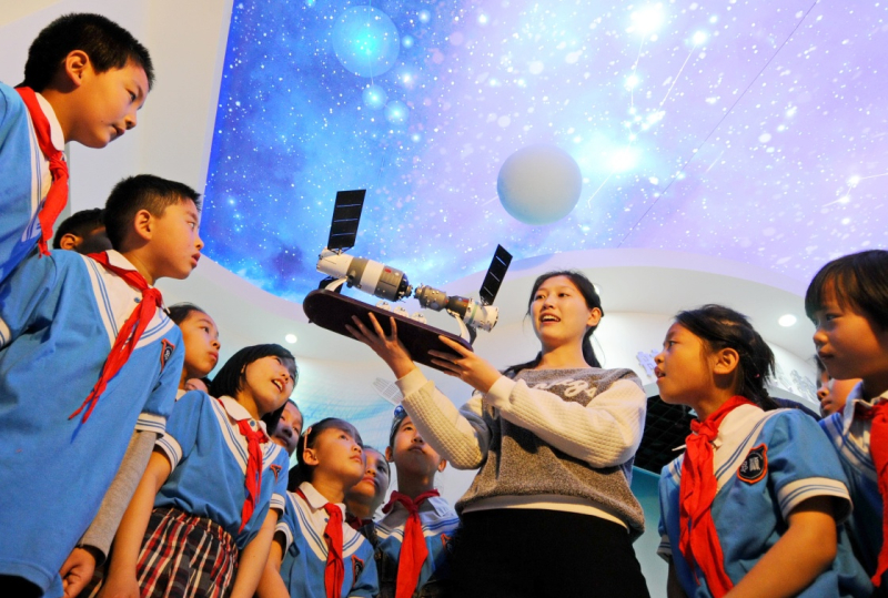 2016年，中国航天人交出的成绩单格外耀眼：新型火箭首发成功、首个海滨航天发射场建成使用、天宫二号和神舟十一号载人飞行任务圆满成功、多颗卫星发射升空……