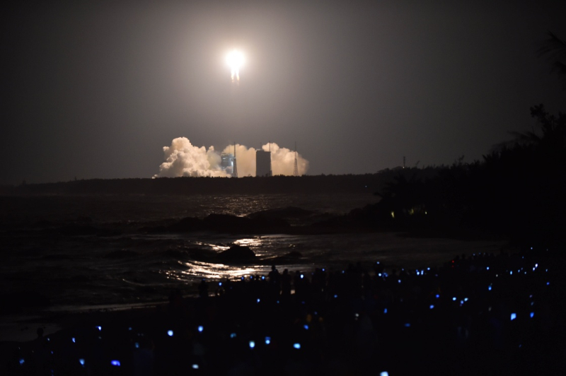 2016年，中国航天人交出的成绩单格外耀眼：新型火箭首发成功、首个海滨航天发射场建成使用、天宫二号和神舟十一号载人飞行任务圆满成功、多颗卫星发射升空……