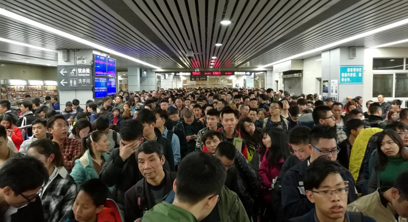 12月30日,旅客在广州火车站候车室排队进站.