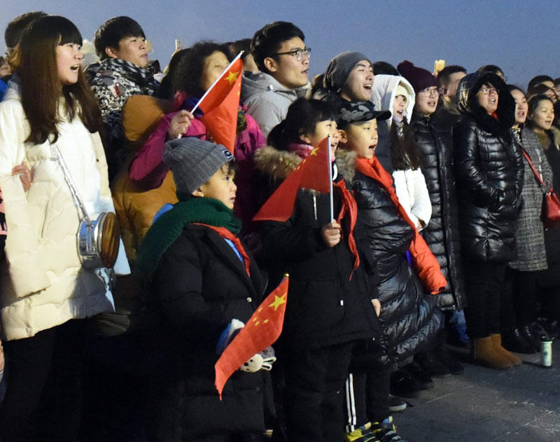2017年1月1日，群众在北京天安门广场等待观看升旗仪式。 