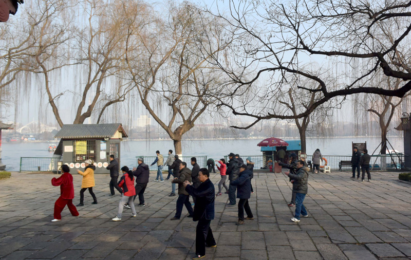 2017年1月1日,游客在大明湖风景区内游览。 自2017年1月1日起,除个别执行政府定价的展馆(室)和经营性项目外,国家5A级景区济南大明湖风景区全面向社会免费开放。 新华社记者 徐速绘 摄 2017年1月1日,游客在大明湖风景区内游览。 自2017年1月1日起,除个别执行政府定价的展馆(室)和经营性项目外,国家5A级景区济南大明湖风景区全面向社会免费开放。 新华社记者 徐速绘 摄 2017年1月1日,游客在大明湖风景区内健身。 自2017年1月1日起,除个别执行政府定价的展馆(室)和经营性
