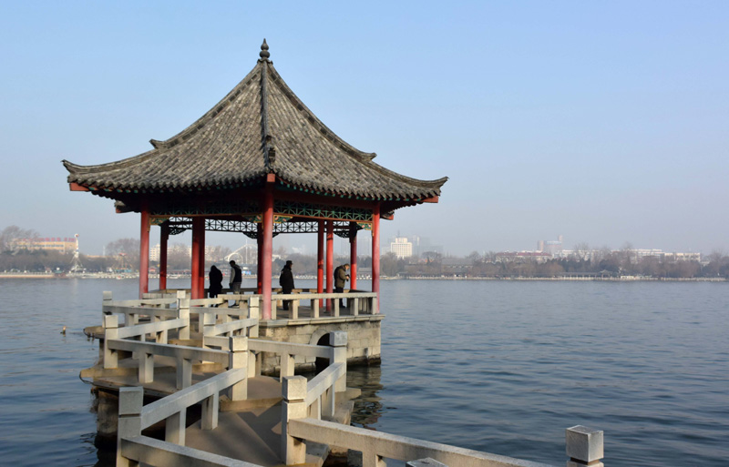 2017年1月1日,游客在大明湖风景区内游览。 自2017年1月1日起,除个别执行政府定价的展馆(室)和经营性项目外,国家5A级景区济南大明湖风景区全面向社会免费开放。 新华社记者 徐速绘 摄 2017年1月1日,游客在大明湖风景区内游览。 自2017年1月1日起,除个别执行政府定价的展馆(室)和经营性项目外,国家5A级景区济南大明湖风景区全面向社会免费开放。 新华社记者 徐速绘 摄 2017年1月1日,游客在大明湖风景区内健身。 自2017年1月1日起,除个别执行政府定价的展馆(室)和经营性