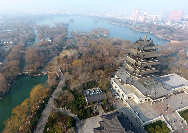 2017年1月1日,游客在大明湖风景区内游览。 自2017年1月1日起,除个别执行政府定价的展馆(室)和经营性项目外,国家5A级景区济南大明湖风景区全面向社会免费开放。 新华社记者 徐速绘 摄 2017年1月1日,游客在大明湖风景区内游览。 自2017年1月1日起,除个别执行政府定价的展馆(室)和经营性项目外,国家5A级景区济南大明湖风景区全面向社会免费开放。 新华社记者 徐速绘 摄 2017年1月1日,游客在大明湖风景区内健身。 自2017年1月1日起,除个别执行政府定价的展馆(室)和经营性