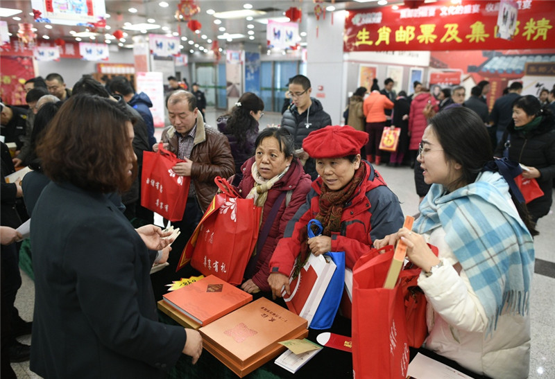 1月5日，市民在中国邮政集团公司宁夏回族自治区分公司购买鸡年特种邮票《丁酉年》。
