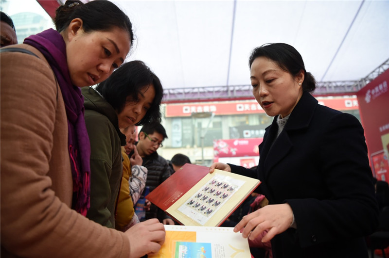 1月5日，市民在重庆杨家坪步行街举行的首发仪式上选购鸡年特种邮票《丁酉年》。