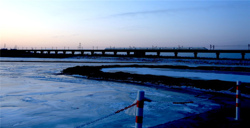 1月5日，一列动车行驶在甘肃张掖黑河大桥上。