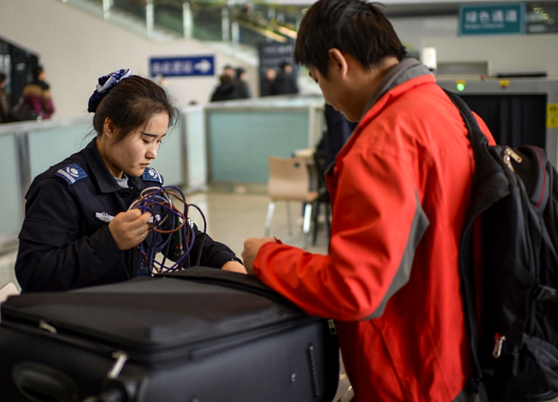 1月6日，乌鲁木齐站的安检员通过“八步法”对旅客携带的物品进行核查。