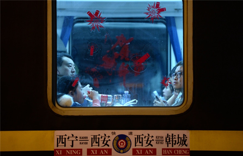 1月7日，旅客在西安站乘坐开往西宁的K4099次新增列车。