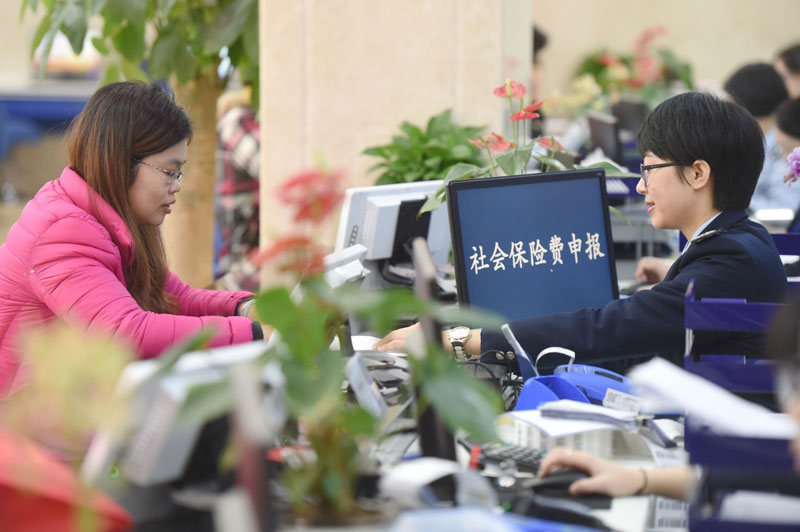 1月10日,福州市鼓楼区地税局工作人员为纳税人办理社会保险费申报.