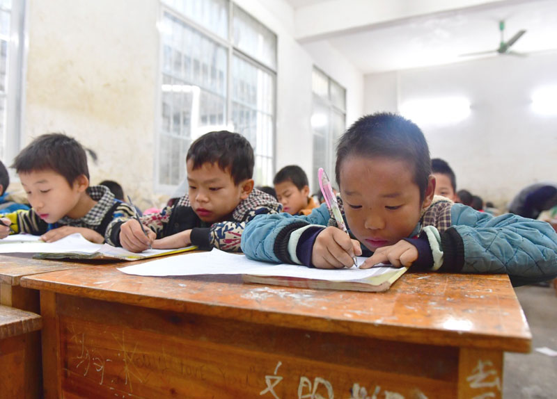 1月11日，在广西大化瑶族自治县板升乡弄勇小学，三年级的同学们在考试。