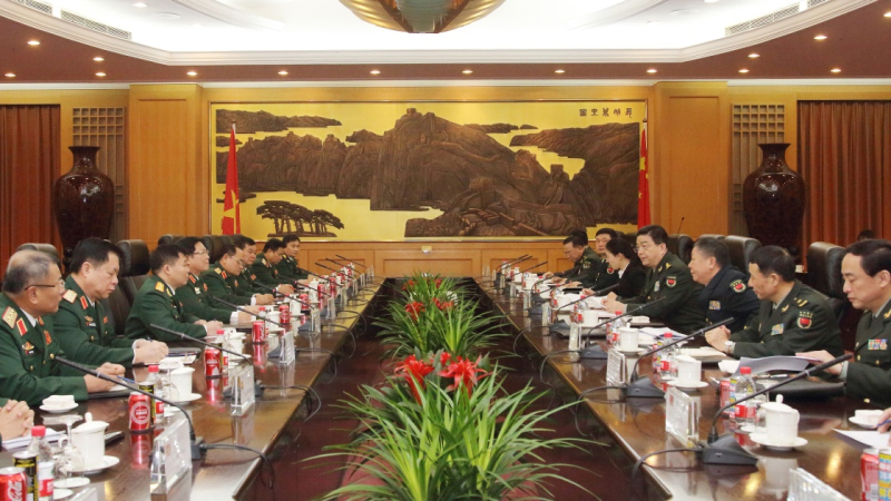 1月13日，国务委员兼国防部长常万全在北京八一大楼会见越南国防部长吴春历。