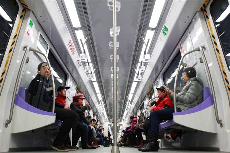 1月18日，市民乘坐南京地铁4号线。