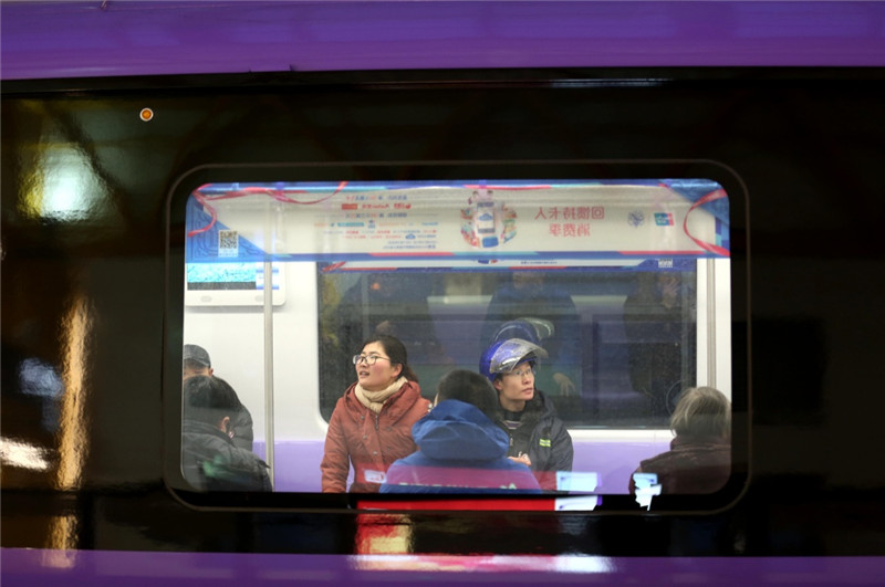1月18日，市民乘坐南京地铁4号线。