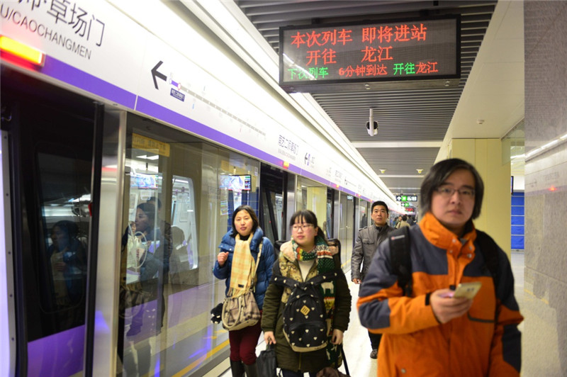 1月18日，乘客在南京地铁4号线南艺·二师·草场门站下车。