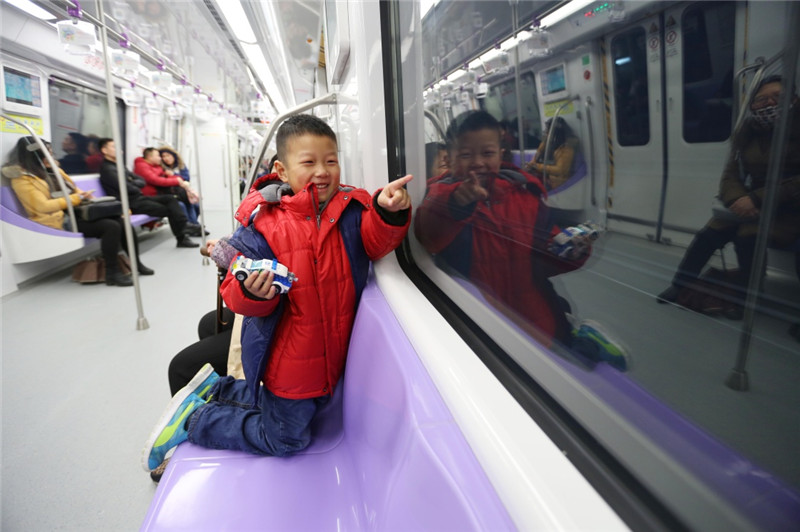 1月18日，一名小朋友乘坐南京地铁4号线。