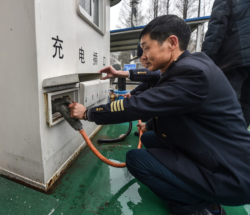 当日，由浙江省湖州市港航管理局和上海瑞华集团有限公司联合研发的500吨级新能源纯电动货运船通过专家评审，即将投入商业营运。据了解，该船采用超级电容加动力锂电池推进系统替代柴油动力，开航启动快，零排放，噪音小，且运营成本只有同吨级柴油货船的六分之一。春节后该电动货运船将投入运行，往返嘉兴乍浦港与长兴电厂码头装运煤炭，同时湖州航区3个水上服务区将建设充电桩，有效解决船舶航行电能补给。这也是浙江省湖州市创建全国内河水运转型发展示范区，推进绿色水运新能源船舶的一大亮点。