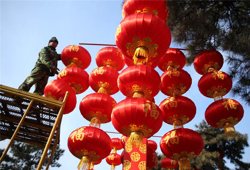 1月18日，工作人员在北京地坛公园为春节庙会布景。