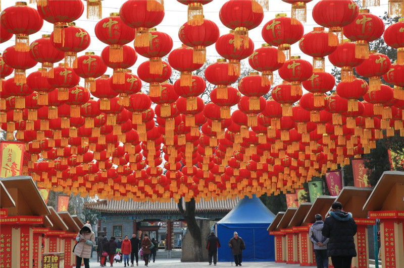 1月18日，北京八大处公园新春祈福庙会现场的大红灯笼高高挂起。