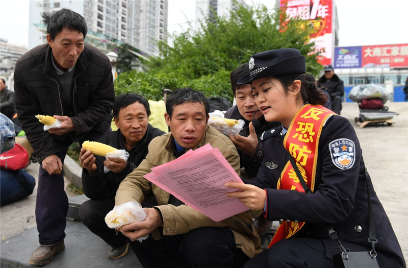 1月20日，在广西南宁火车站，南宁铁路公安处民警向旅客宣传春运安全知识。