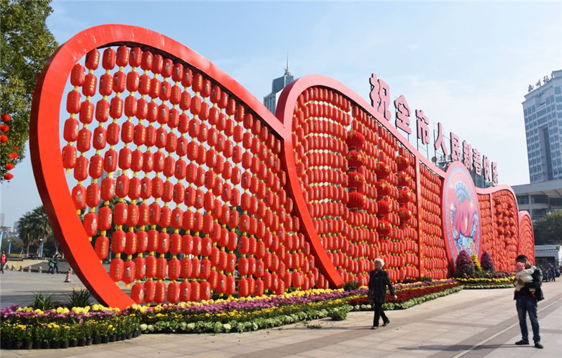 1月24日，市民从广西柳州市人民广场的一组灯笼造型前走过。