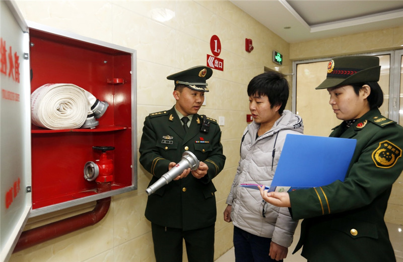 1月26日,河北省武强县公安消防大队干警在辖区社区内检查消防设施.