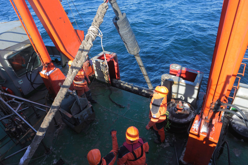 2月1日，科考队员在“雪龙”号后甲板下放重力柱状取样器。