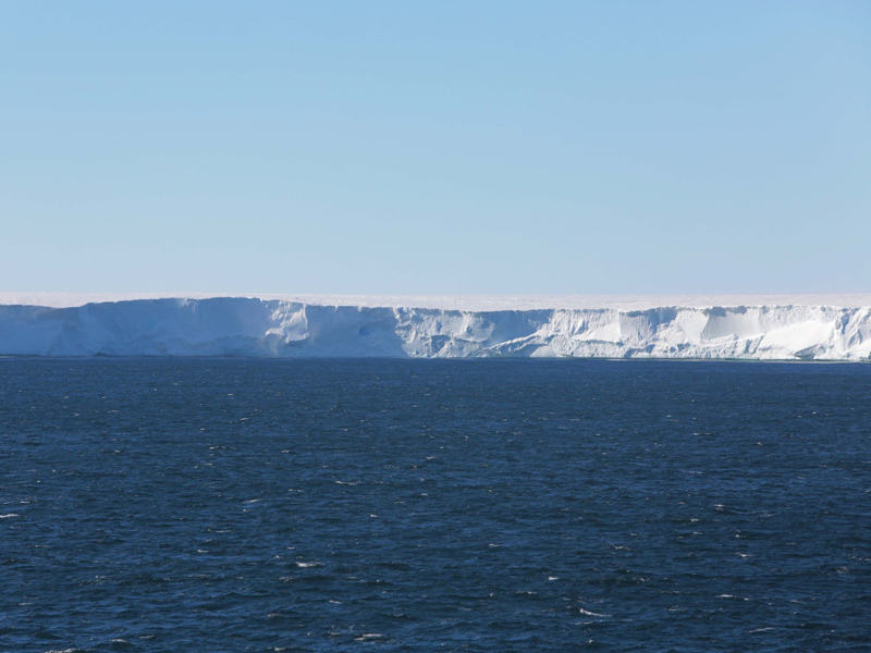 在“雪龙”号停泊位置远眺罗斯冰架前缘（2月1日摄）。