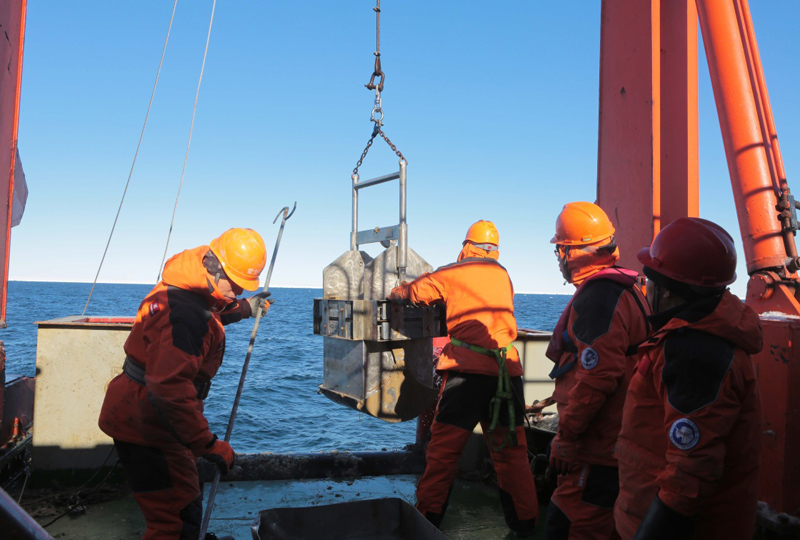 2月1日，科考队员在“雪龙”号后甲板回收箱式采集器。
