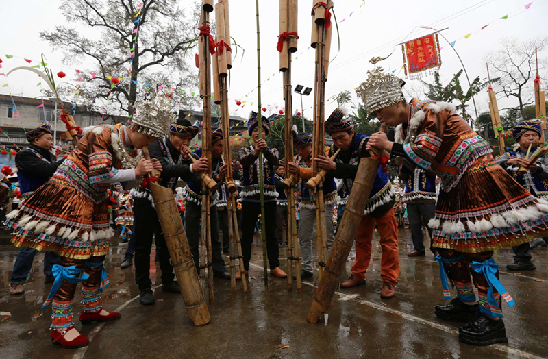 2月3日,在广西柳州市融水县西寨屯,侗族群众在"热伴"活动中表演吹芦笙