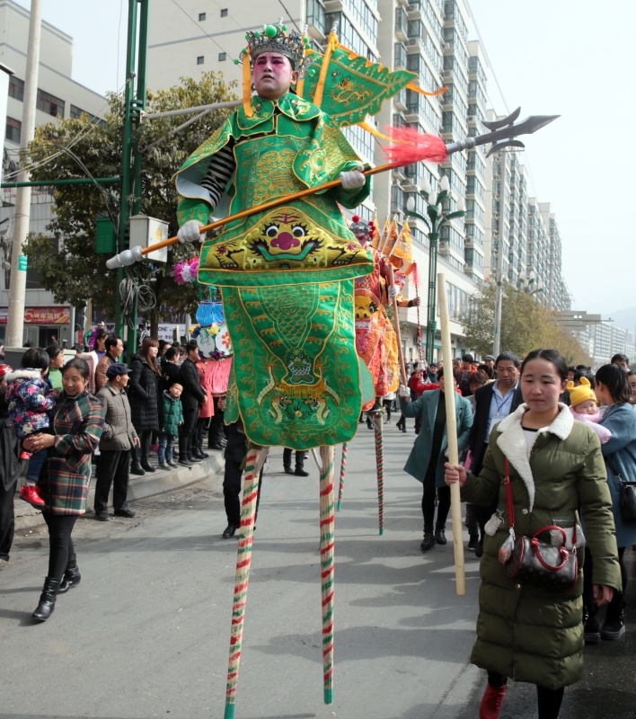 2月5日,在陇南市武都区,群众社火队演员在表演.